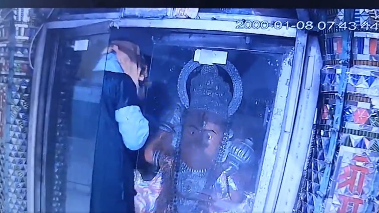 With folded hands, thief bows down before Lord Hanuman, then decamps with jewellery (Watch) With folded hands, thief bows down before Lord Hanuman, then decamps with jewellery (Watch)