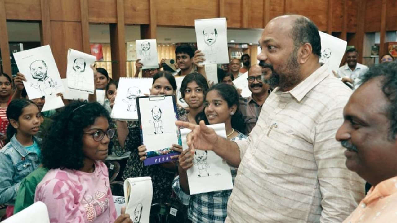 ഉടൻ എത്തും എന്ന് കേട്ടു, പിന്നെ അഞ്ചുമിനിറ്റിൽ മന്ത്രിയെ കാരിക്കേച്ചറാക്കി കുട്ടിക്കാർട്ടൂണിസ്റ്റുകൾ ഉടൻ എത്തും എന്ന് കേട്ടു, പിന്നെ അഞ്ചുമിനിറ്റിൽ മന്ത്രിയെ കാരിക്കേച്ചറാക്കി കുട്ടിക്കാർട്ടൂണിസ്റ്റുകൾ