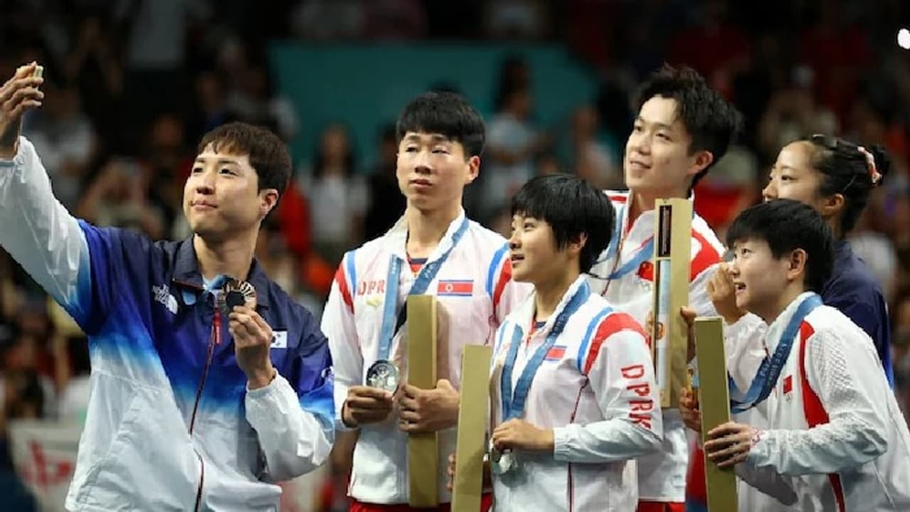 ದಕ್ಷಿಣ ಕೊರಿಯಾ ಅಥ್ಲೀಟ್ಸ್‌ ಜತೆ ನಗುತ್ತಾ ಸೆಲ್ಫಿ ತೆಗೆದ ಉತ್ತರ ಕೊರಿಯಾ ಅಥ್ಲೀಟ್‌ಗಳ ವಿರುದ್ಧ ಕ್ರಮ!