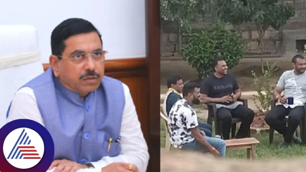 'ಇವತ್ತು ಸಸ್ಪೆಂಡ್ ಮಾಡಿದ್ದೇನೆ ಅಂತಿದ್ದೀರಿ, ಇಷ್ಟು ದಿನ ಕತ್ತೆ ಕಾಯ್ತಾ ಇದ್ರಾ?' ಸಿಎಂ ವಿರುದ್ಧ ಕೇಂದ್ರ ಸಚಿವ ಜೋಶಿ ಗರಂ! 'ಇವತ್ತು ಸಸ್ಪೆಂಡ್ ಮಾಡಿದ್ದೇನೆ ಅಂತಿದ್ದೀರಿ, ಇಷ್ಟು ದಿನ ಕತ್ತೆ ಕಾಯ್ತಾ ಇದ್ರಾ?' ಸಿಎಂ ವಿರುದ್ಧ ಕೇಂದ್ರ ಸಚಿವ ಜೋಶಿ ಗರಂ!