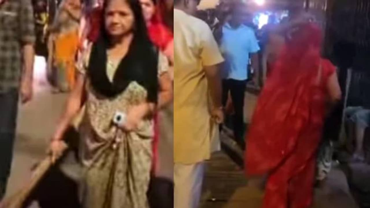 പറഞ്ഞുനോക്കി, കേട്ടില്ല, തെരുവിലിരുന്ന് മദ്യപിച്ചവരെ ചൂലുകൊണ്ട് അടിച്ചോടിച്ച് സ്ത്രീകൾ, വീഡിയോ പറഞ്ഞുനോക്കി, കേട്ടില്ല, തെരുവിലിരുന്ന് മദ്യപിച്ചവരെ ചൂലുകൊണ്ട് അടിച്ചോടിച്ച് സ്ത്രീകൾ, വീഡിയോ