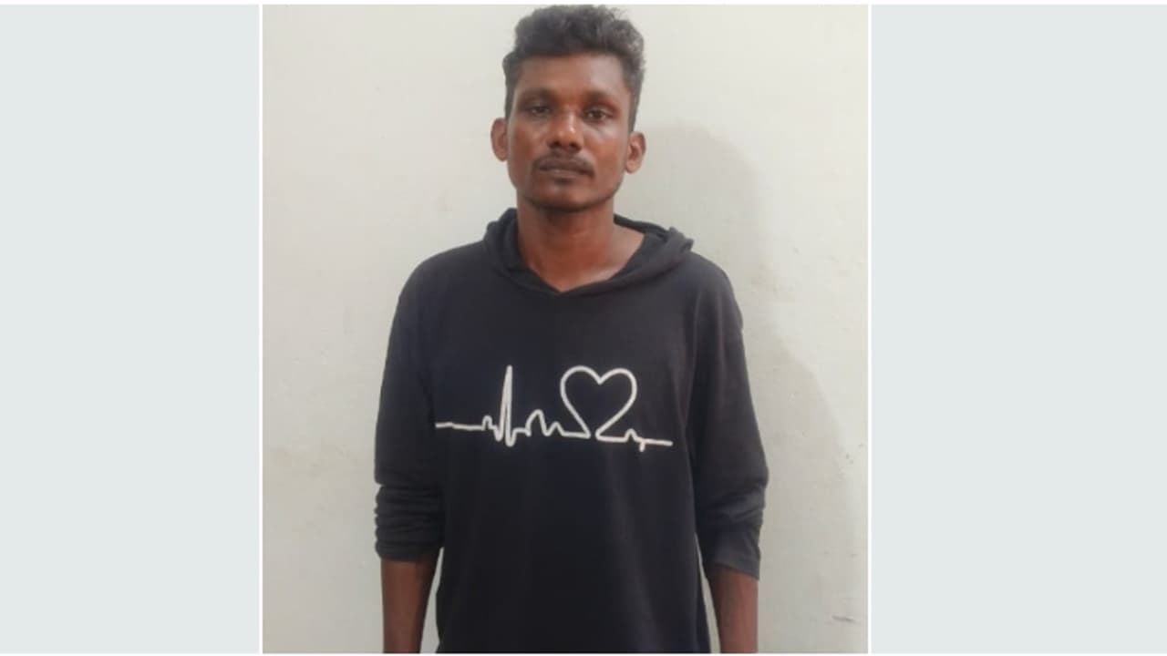 നിരണം ഭാഗത്തെ റോബിൻഹുഡ് എന്ന് വട്ടപ്പേര്; മൊബൈല് ഫോണും പണവും കവര്ന്ന ഗുണ്ടാത്തലവന് അറസ്റ്റില് നിരണം ഭാഗത്തെ റോബിൻഹുഡ് എന്ന് വട്ടപ്പേര്; മൊബൈല് ഫോണും പണവും കവര്ന്ന ഗുണ്ടാത്തലവന് അറസ്റ്റില്