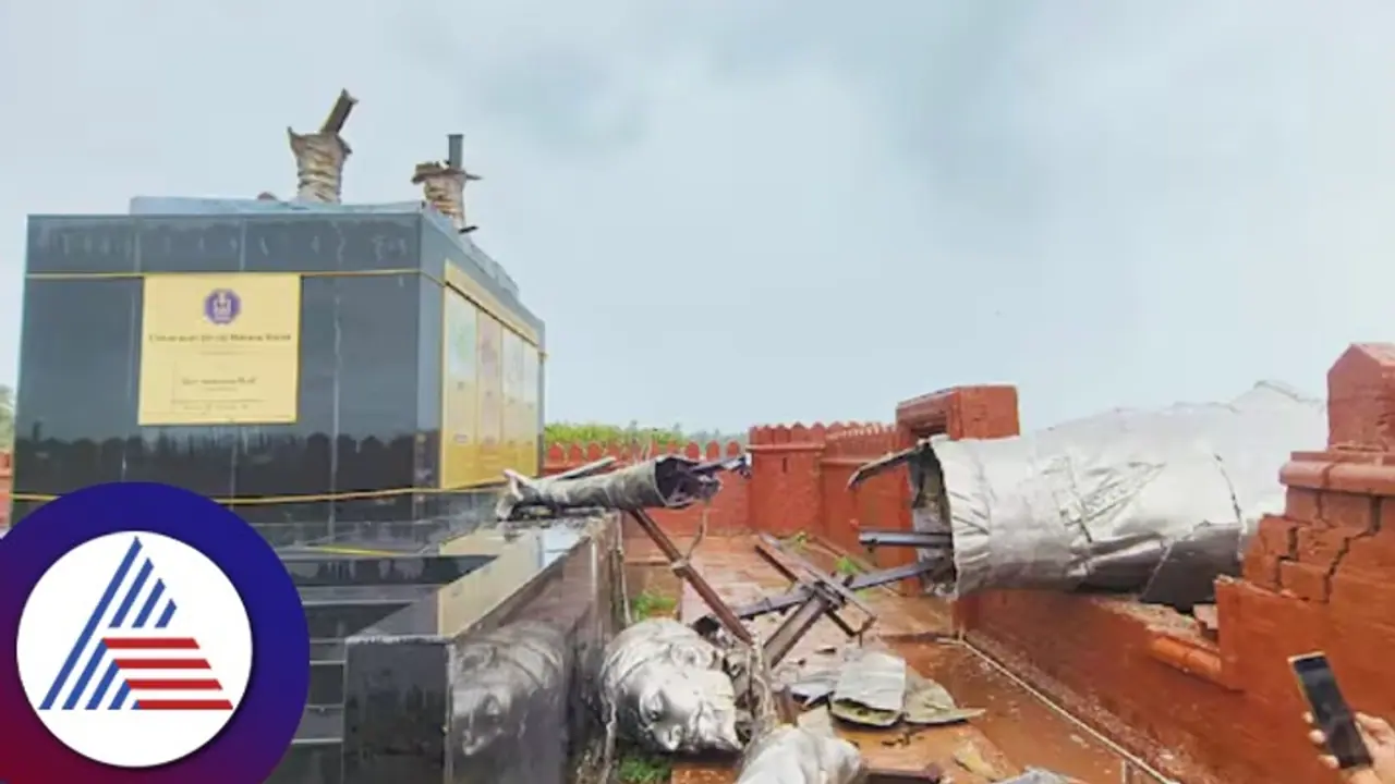 ಪ್ರಧಾನಿ ನರೇಂದ್ರ ಮೋದಿ ಕೋಟೆಯೊಂದರಲ್ಲಿ ಉದ್ಘಾಟಿಸಿದ್ದ 35 ಅಡಿ ಎತ್ತರದ ಶಿವಾಜಿ ಪ್ರತಿಮೆ ಕುಸಿತ ಪ್ರಧಾನಿ ನರೇಂದ್ರ ಮೋದಿ ಕೋಟೆಯೊಂದರಲ್ಲಿ ಉದ್ಘಾಟಿಸಿದ್ದ 35 ಅಡಿ ಎತ್ತರದ ಶಿವಾಜಿ ಪ್ರತಿಮೆ ಕುಸಿತ