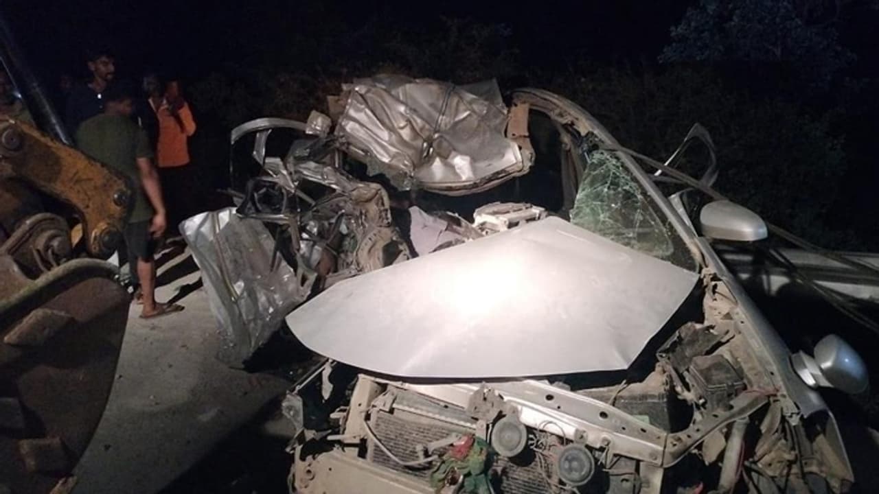 சினிமாவை மிஞ்சும் அளவில் இருவேறு இடங்களில் நடந்த கோர விபத்து! 8 பேர் பலி! நடந்தது என்ன? சினிமாவை மிஞ்சும் அளவில் இருவேறு இடங்களில் நடந்த கோர விபத்து! 8 பேர் பலி! நடந்தது என்ன?