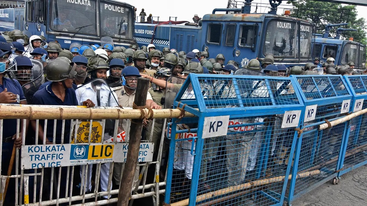 Nabanna Abhijan Rally: Police deploy tear gas, water cannons in clash with protesters (WATCH)