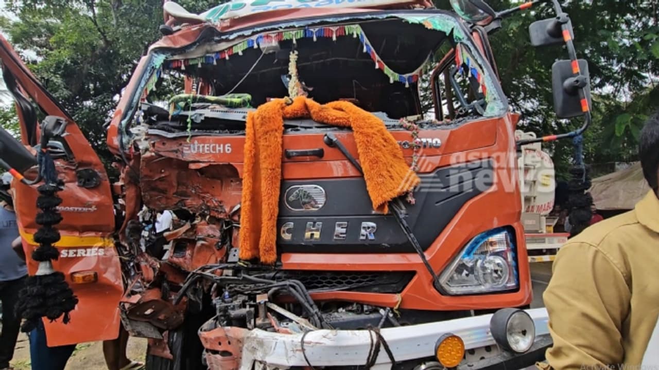തൃശ്ശൂരിൽ ലോറിയും സ്വകാര്യ ബസും കൂട്ടിയിടിച്ചു; ഈറോഡ് സ്വദേശിയായ ലോറി ഡ്രൈവർ മരിച്ചു തൃശ്ശൂരിൽ ലോറിയും സ്വകാര്യ ബസും കൂട്ടിയിടിച്ചു; ഈറോഡ് സ്വദേശിയായ ലോറി ഡ്രൈവർ മരിച്ചു