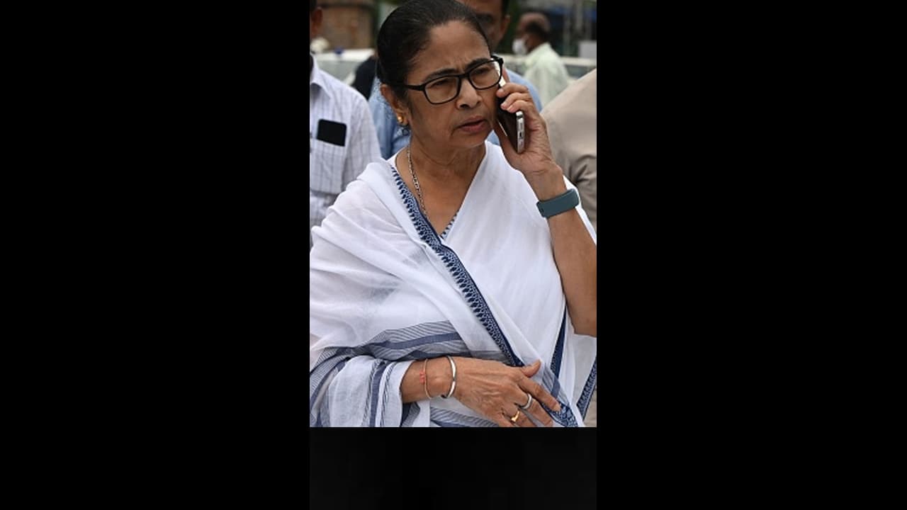 மேற்குவங்க மாநில அரசு ஆசிரியர்களுக்கு அதிர்ச்சி அளித்த உச்சநீதிமன்றம்! கொதிக்கும் மம்தா!!