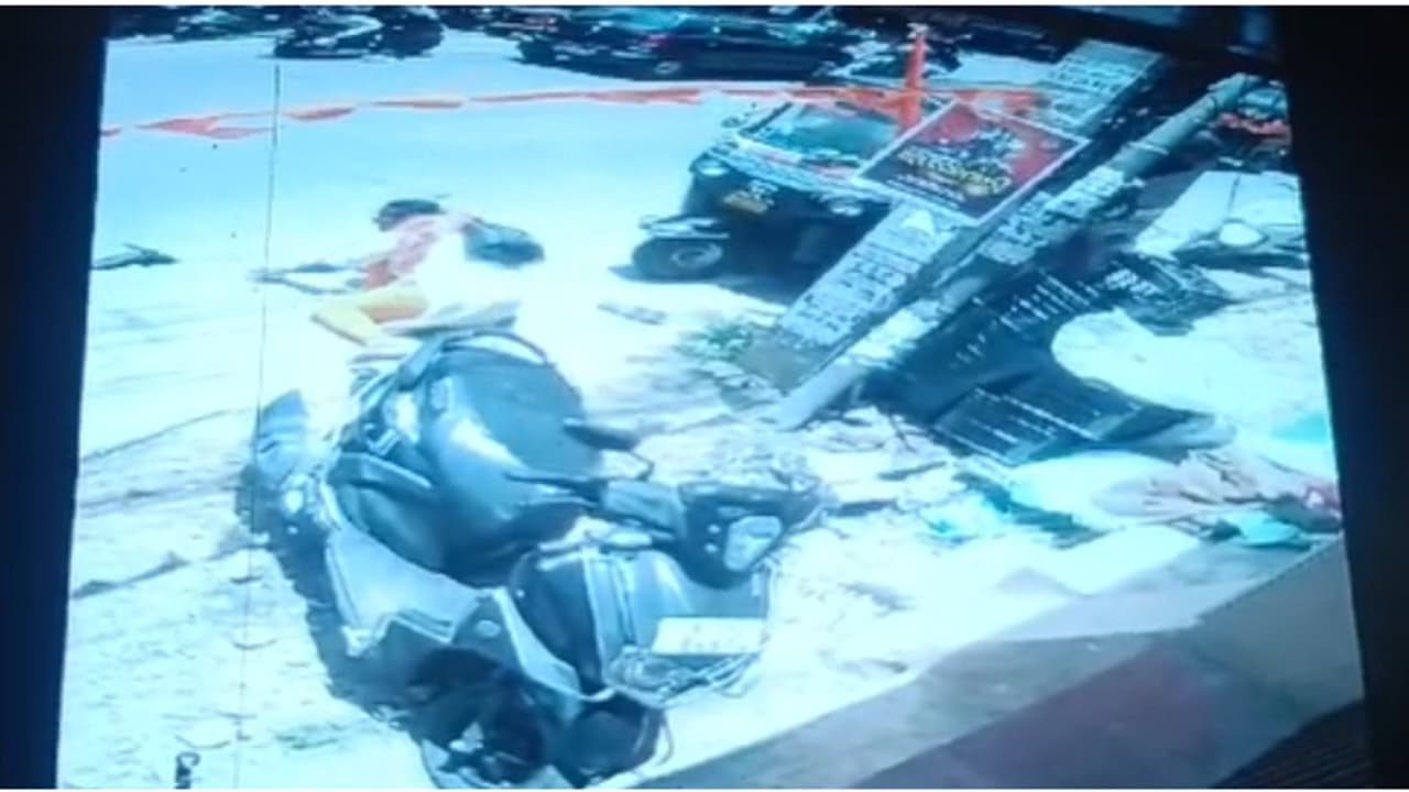 കാട്ടാക്കട ടൗണിൽ കാർ അമിത വേഗത്തിൽ എത്തി ഇടിച്ചു, അമ്മക്കും കൈക്കുഞ്ഞിനും ഗുരുതര പരിക്ക് കാട്ടാക്കട ടൗണിൽ കാർ അമിത വേഗത്തിൽ എത്തി ഇടിച്ചു, അമ്മക്കും കൈക്കുഞ്ഞിനും ഗുരുതര പരിക്ക്