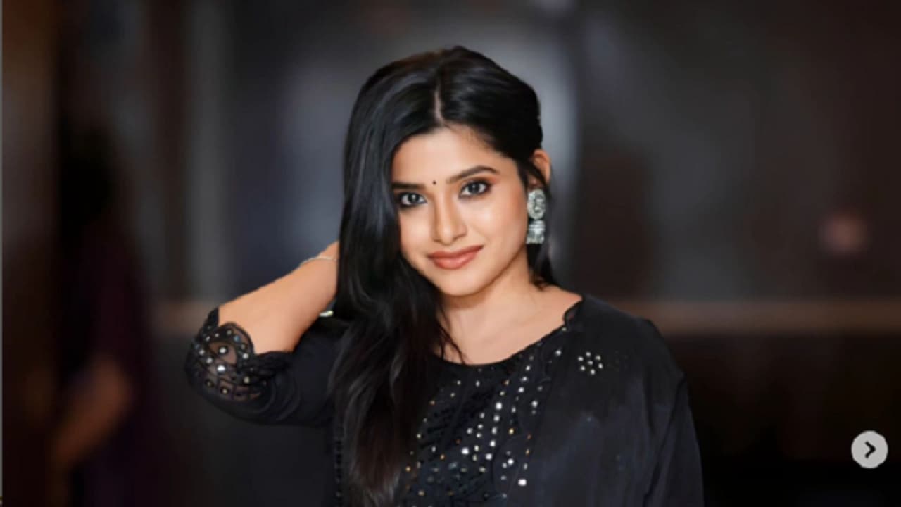 Pepe Movie: ಕಿಚ್ಚು ಸುದೀಪ್ ಎರಡೂ ಕೈ ಜೋಡಿಸಿ ನಮಸ್ಕಾರ ಮಾಡಿದ ಆ ಹೀರೋಯಿನ್ ಯಾರು? Pepe Movie: ಕಿಚ್ಚು ಸುದೀಪ್ ಎರಡೂ ಕೈ ಜೋಡಿಸಿ ನಮಸ್ಕಾರ ಮಾಡಿದ ಆ ಹೀರೋಯಿನ್ ಯಾರು?