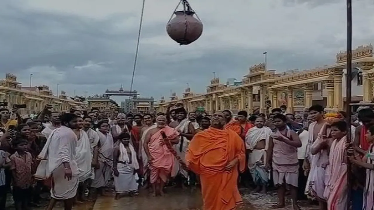 ಮಂತ್ರಾಲಯದಲ್ಲಿ ಸಂಭ್ರಮ ಶ್ರೀಕೃಷ್ಣ ಜನ್ಮಾಷ್ಠಮಿ: ಮಕ್ಕಳಂತೆ ಮಡಿಕೆ ಒಡೆದ ಶ್ರೀ ಸುಬುಧೇಂದ್ರ ಶ್ರೀಗಳು