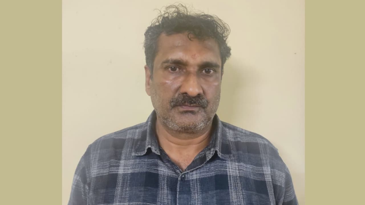 സാധനം വാങ്ങാൻ കടയിലെത്തി, ആരുമില്ല, 14 കാരിയെ 50 വയസുകാരനായ കടയുടമ പീഡിപ്പിക്കാൻ ശ്രമിച്ചു; അറസ്റ്റിൽ സാധനം വാങ്ങാൻ കടയിലെത്തി, ആരുമില്ല, 14 കാരിയെ 50 വയസുകാരനായ കടയുടമ പീഡിപ്പിക്കാൻ ശ്രമിച്ചു; അറസ്റ്റിൽ