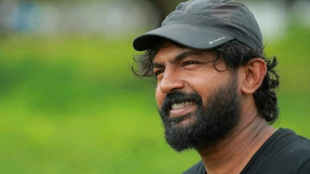 ഫുട്ബോൾ കളിക്കിടെ നെഞ്ചുവേദന; ശിൽപ്പിയും സഹ സംവിധായകനുമായ അനിൽ സേവ്യർ അന്തരിച്ചു 