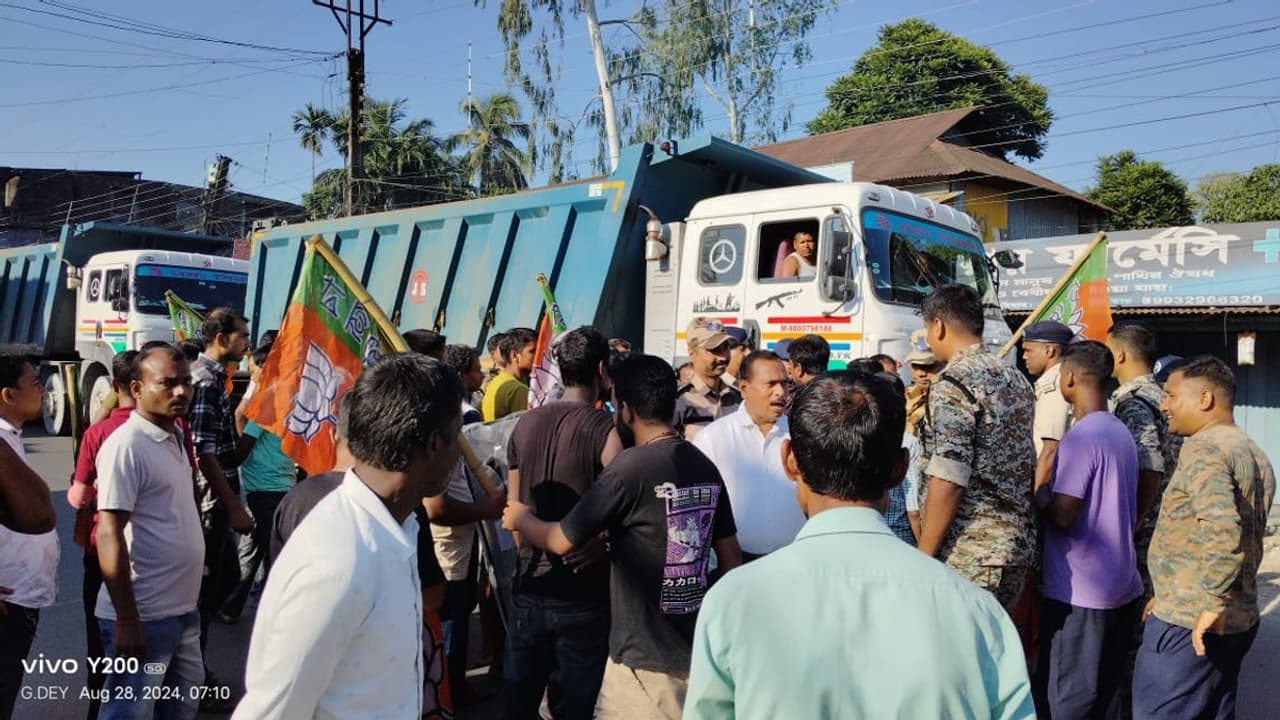 പശ്ചിമ ബംഗാളിൽ ബിജെപി പ്രഖ്യാപിച്ച ബന്ദ് തുടരുന്നു; ഹെൽമെറ്റ് വച്ച് സർവീസ് നടത്തി ട്രാൻസ്പോർട്ട് ബസ് ഡ്രൈവർമാർ പശ്ചിമ ബംഗാളിൽ ബിജെപി പ്രഖ്യാപിച്ച ബന്ദ് തുടരുന്നു; ഹെൽമെറ്റ് വച്ച് സർവീസ് നടത്തി ട്രാൻസ്പോർട്ട് ബസ് ഡ്രൈവർമാർ