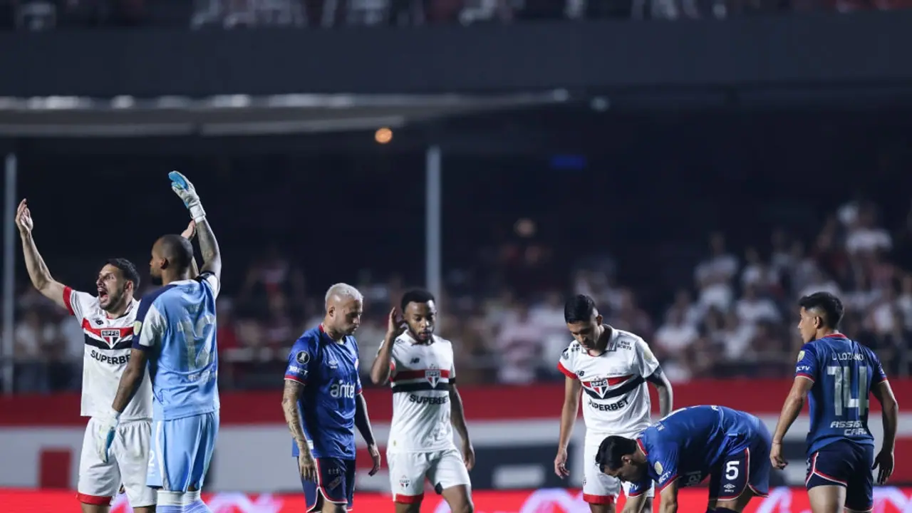 Juan Izquierdo no more: Video of Uruguayan footballer collapsing on pitch that led to tragedy surfaces (WATCH) Juan Izquierdo no more: Video of Uruguayan footballer collapsing on pitch that led to tragedy surfaces (WATCH)