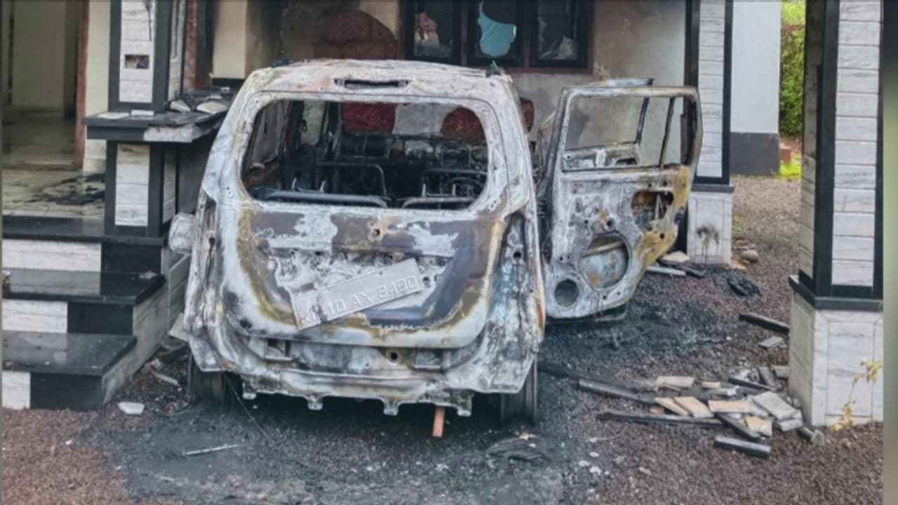 വീടിന് മുന്നിലെ കാർ കത്തിച്ച സംഭവം; അന്വേഷണത്തിനൊടുവിൽ പ്രതിയെ കണ്ടെത്തി, മകൻ അറസ്റ്റിൽ വീടിന് മുന്നിലെ കാർ കത്തിച്ച സംഭവം; അന്വേഷണത്തിനൊടുവിൽ പ്രതിയെ കണ്ടെത്തി, മകൻ അറസ്റ്റിൽ