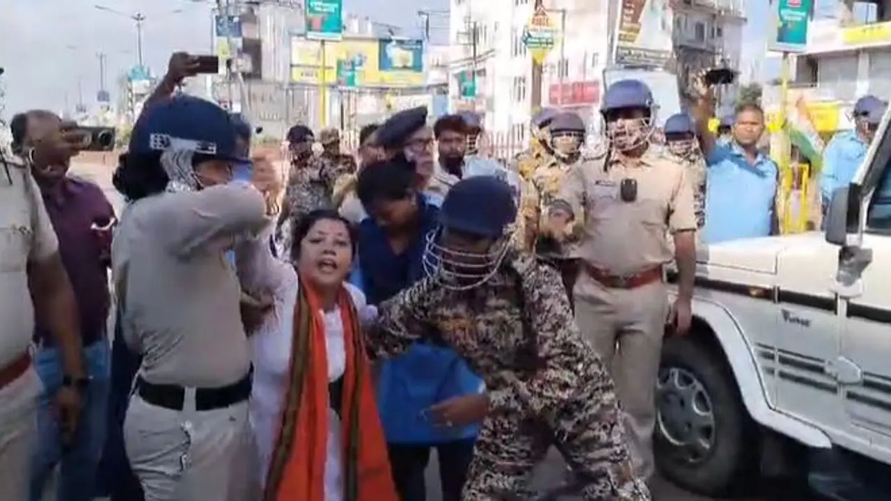 ಪಶ್ಚಿಮ ಬಂಗಾಳ ವೇಳೆ ಬಂದ್‌ ಹಿಂಸೆ, ಗುಂಡಿನ ದಾಳಿ: ಮಮತಾ ಬ್ಯಾನರ್ಜಿ ರಾಜೀನಾಮೆಗೆ ಆಗ್ರಹ