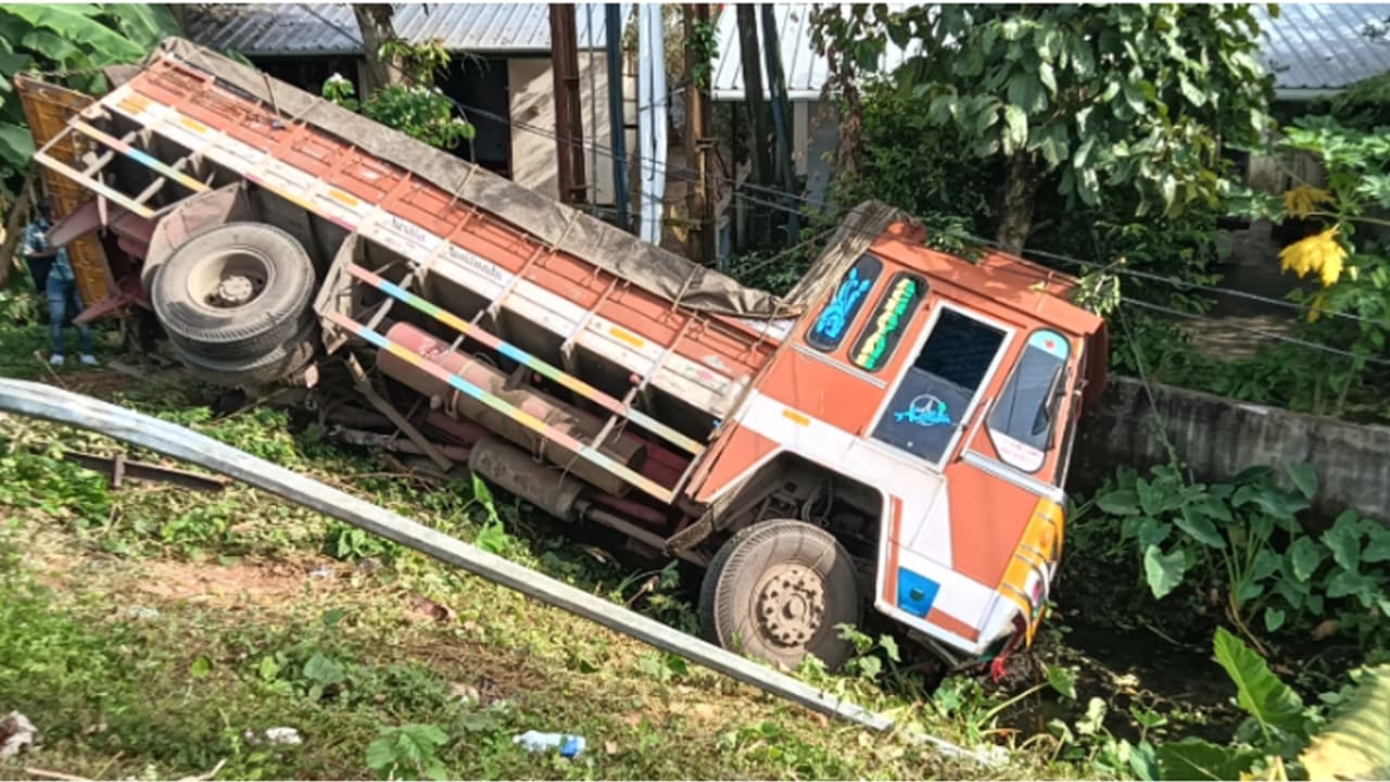 ബൈപ്പാസിൽ നിയന്ത്രണംവിട്ട ലോറി താഴ്ചയിലേക്ക് മറിഞ്ഞ് ഡ്രൈവർ മരിച്ചു ബൈപ്പാസിൽ നിയന്ത്രണംവിട്ട ലോറി താഴ്ചയിലേക്ക് മറിഞ്ഞ് ഡ്രൈവർ മരിച്ചു