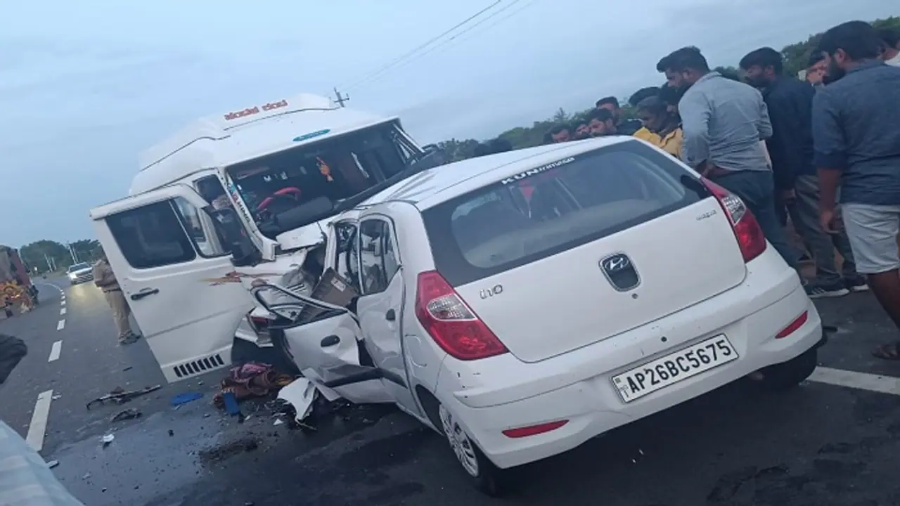 ಚಿಕ್ಕಬಳ್ಳಾಪುರ: ಚಿಂತಾಮಣಿ ಬಳಿ ಟಿಟಿ ವಾಹನ, ಕಾರಿನ ಮಧ್ಯೆ ಭೀಕರ ಅಪಘಾತ, ಸ್ಥಳದಲ್ಲೇ ಮೂವರ ದುರ್ಮರಣ ಚಿಕ್ಕಬಳ್ಳಾಪುರ: ಚಿಂತಾಮಣಿ ಬಳಿ ಟಿಟಿ ವಾಹನ, ಕಾರಿನ ಮಧ್ಯೆ ಭೀಕರ ಅಪಘಾತ, ಸ್ಥಳದಲ್ಲೇ ಮೂವರ ದುರ್ಮರಣ