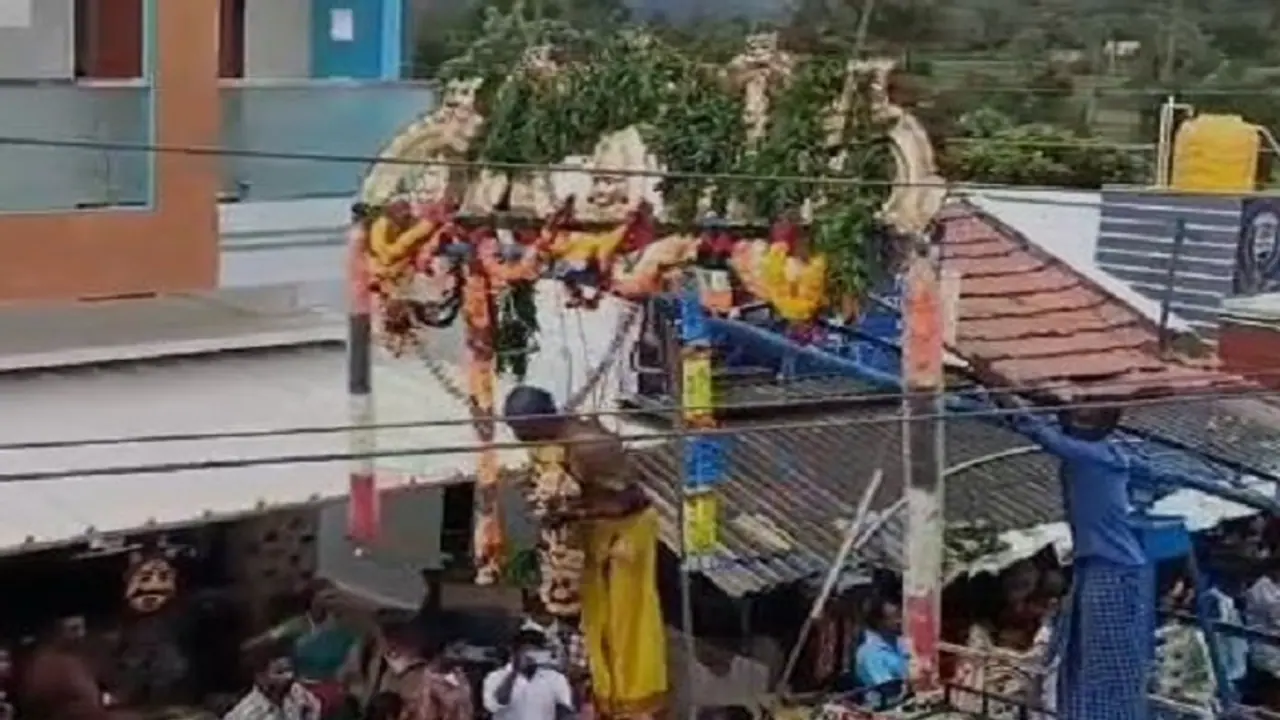 ಚಾಮರಾಜನಗರ: ಗೋಪಿನಾಥಂನಲ್ಲಿ ಸಂಭ್ರಮದ ಮಾರಿಹಬ್ಬ, ಸರಳು ಚುಚ್ಚಿಕೊಂಡು ಭಕ್ತಿಯ ಪರಾಕಾಷ್ಠೆ ಮೆರೆದ ಭಕ್ತರು..! ಚಾಮರಾಜನಗರ: ಗೋಪಿನಾಥಂನಲ್ಲಿ ಸಂಭ್ರಮದ ಮಾರಿಹಬ್ಬ, ಸರಳು ಚುಚ್ಚಿಕೊಂಡು ಭಕ್ತಿಯ ಪರಾಕಾಷ್ಠೆ ಮೆರೆದ ಭಕ್ತರು..!