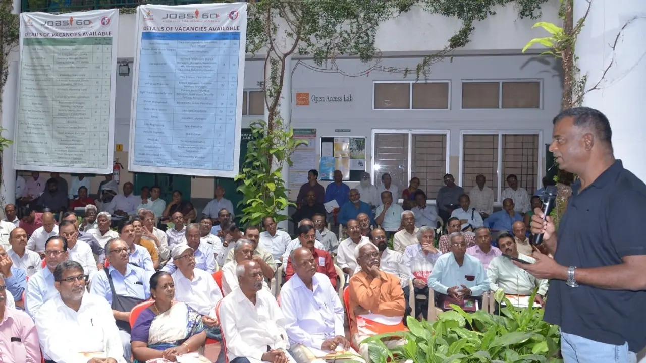 எங்க எனர்ஜி இன்னும் குறையல; வேலை வாய்ப்பு முகாமில் குவிந்த 60+ முதியவர்கள் எங்க எனர்ஜி இன்னும் குறையல; வேலை வாய்ப்பு முகாமில் குவிந்த 60+ முதியவர்கள்