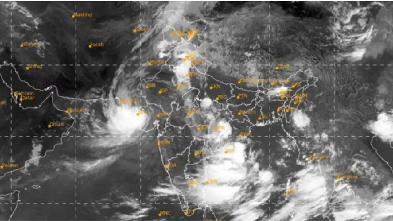 Cyclone Asna: ಅರಬ್ಬಿ ಸಮುದ್ರದಲ್ಲಿ ಚಂಡಮಾರುತ, ರಾಜ್ಯ ಕರಾವಳಿಯಲ್ಲಿ ಭಾರಿ ಮಳೆ ಎಚ್ಚರಿಕೆ! Cyclone Asna: ಅರಬ್ಬಿ ಸಮುದ್ರದಲ್ಲಿ ಚಂಡಮಾರುತ, ರಾಜ್ಯ ಕರಾವಳಿಯಲ್ಲಿ ಭಾರಿ ಮಳೆ ಎಚ್ಚರಿಕೆ!