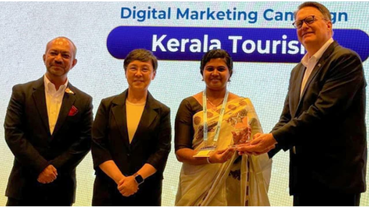 ടൂറിസ്റ്റുകളുടെ പറുദീസയായ തായ്ലൻഡിൽ തലയുയർത്തി കേരളം; അഭിമാനത്തോടെ പുരസ്കാരം ഏറ്റുവാങ്ങി, വലിയ നേട്ടം ടൂറിസ്റ്റുകളുടെ പറുദീസയായ തായ്ലൻഡിൽ തലയുയർത്തി കേരളം; അഭിമാനത്തോടെ പുരസ്കാരം ഏറ്റുവാങ്ങി, വലിയ നേട്ടം