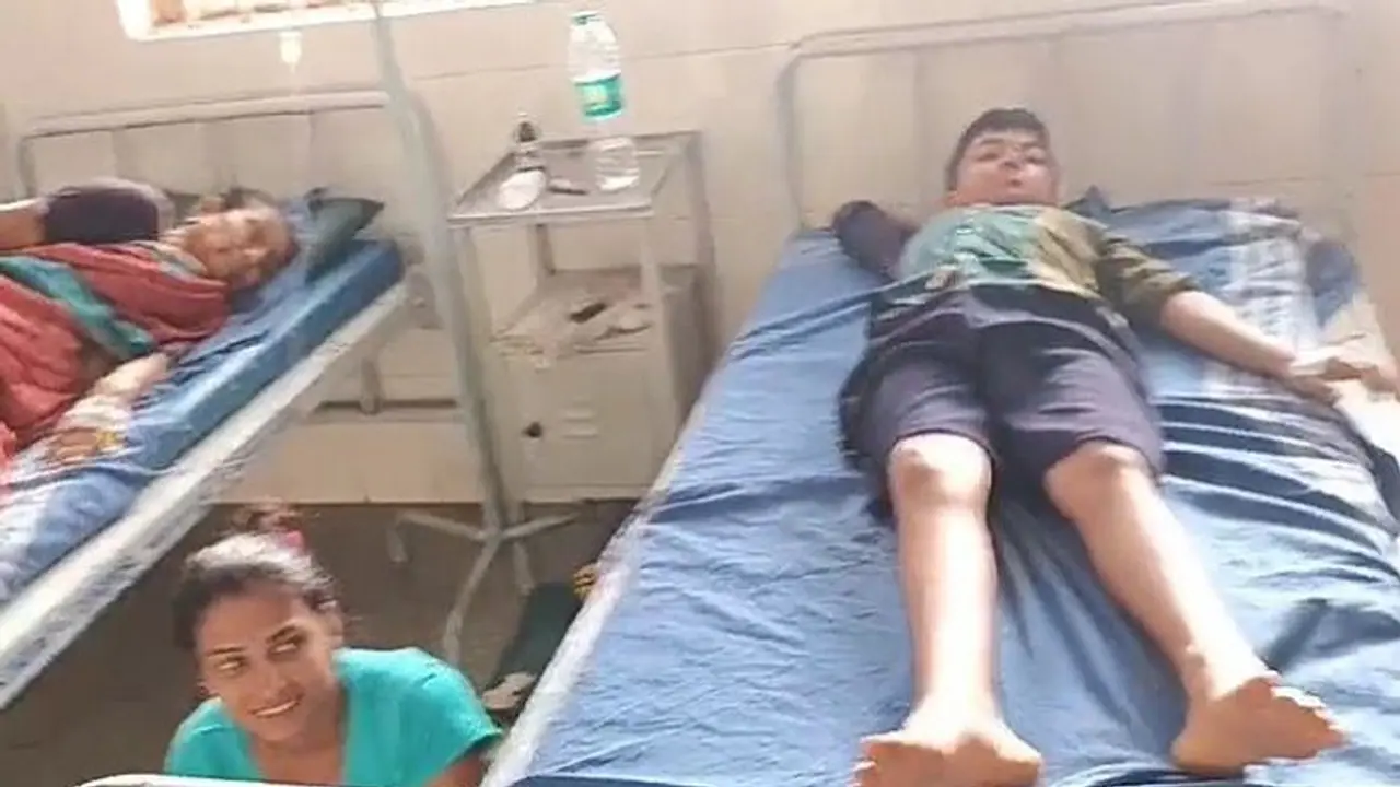 ದಾವಣಗೆರೆ: ಕಲುಷಿತ ನೀರು ಸೇವಿಸಿ 22 ಕ್ಕೂ ಹೆಚ್ಚು ಮಂದಿ ಅಸ್ವಸ್ಥ, ಆಸ್ಪತ್ರೆ ದಾಖಲು ದಾವಣಗೆರೆ: ಕಲುಷಿತ ನೀರು ಸೇವಿಸಿ 22 ಕ್ಕೂ ಹೆಚ್ಚು ಮಂದಿ ಅಸ್ವಸ್ಥ, ಆಸ್ಪತ್ರೆ ದಾಖಲು