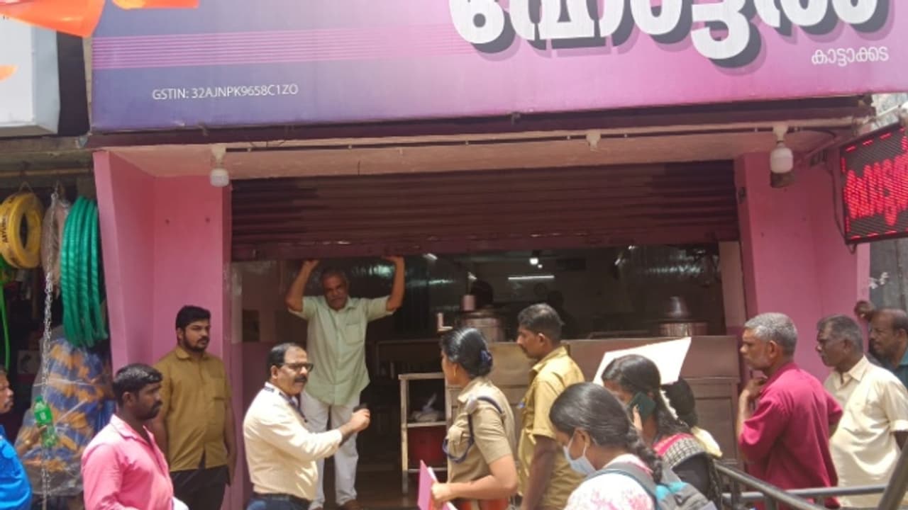 ഹോട്ടലിൽ നിന്നും വാങ്ങിയ പൊരിച്ച ചിക്കനിൽ ചത്ത പുഴു; ഒരു കുടുംബത്തിലെ 5 പേർ ആശുപത്രിയിൽ, ഹോട്ടലിന് ലൈസൻസുമില്ല