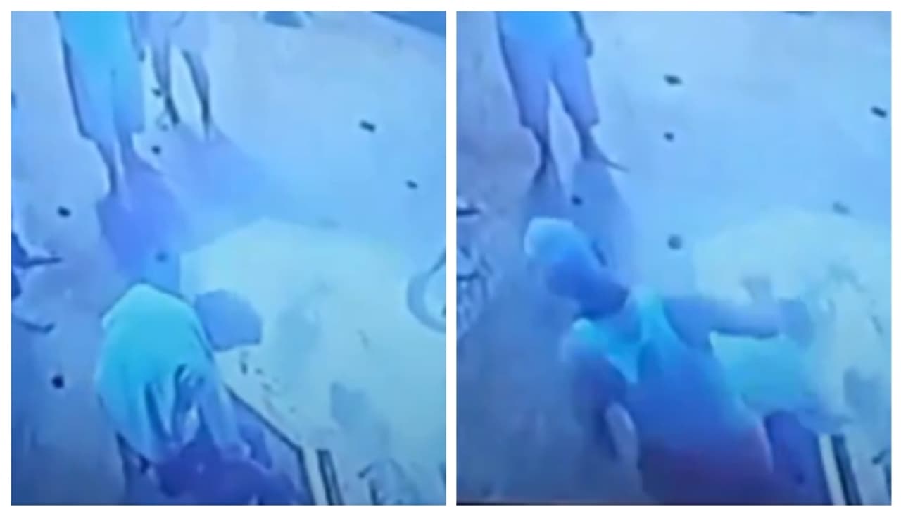 ക്ഷേത്ര ദർശനത്തിനെത്തിയ വിശ്വാസിയെ ചവിട്ടുന്ന പുരോഹിതന്റെ വീഡിയോ വൈറല്; പിന്നാലെ വിവാദം ക്ഷേത്ര ദർശനത്തിനെത്തിയ വിശ്വാസിയെ ചവിട്ടുന്ന പുരോഹിതന്റെ വീഡിയോ വൈറല്; പിന്നാലെ വിവാദം