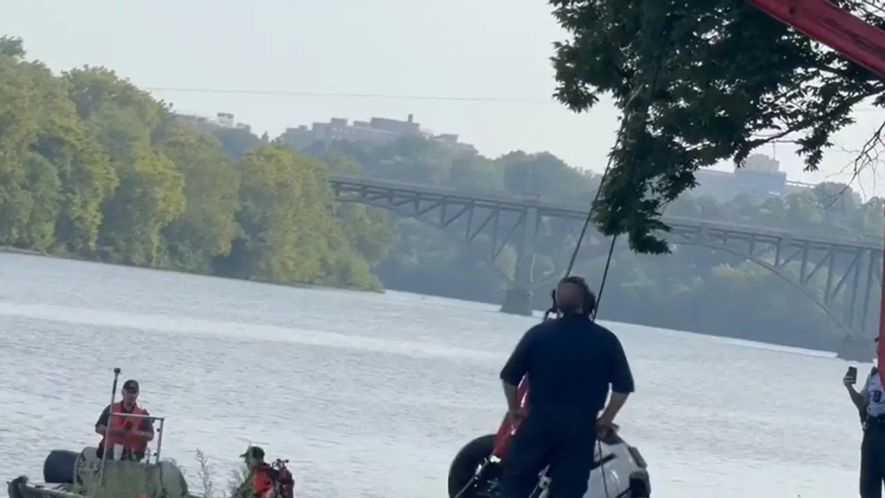 ಕಾರಿನೊಳಗೆ ಸರಸ ಸಲ್ಲಾಪದದಲ್ಲಿರುವಾಗ ಗೇರ್‌ಗೆ ತಾಗಿದ ಕಾಲು, ನದಿ ಉರುಳಿದ ರೇಂಜ್ ರೋವರ್!