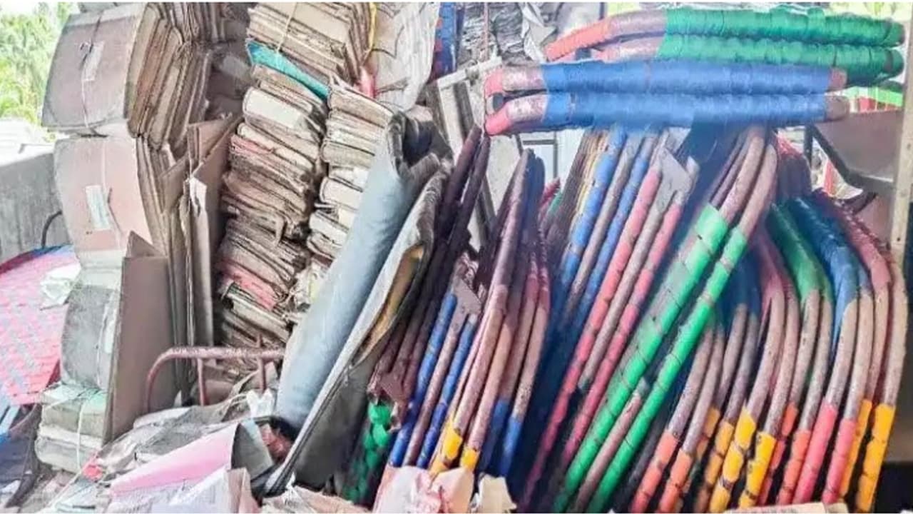 കൊവിഡ് കാലത്ത് വാങ്ങിയ ഉപകരണങ്ങൾ പാഴാക്കി; മലപ്പുറം നഗരസഭാ കാര്യാലയത്തിനു മുകളിൽ തുരുമ്പെടുത്തു നശിക്കുന്നു കൊവിഡ് കാലത്ത് വാങ്ങിയ ഉപകരണങ്ങൾ പാഴാക്കി; മലപ്പുറം നഗരസഭാ കാര്യാലയത്തിനു മുകളിൽ തുരുമ്പെടുത്തു നശിക്കുന്നു