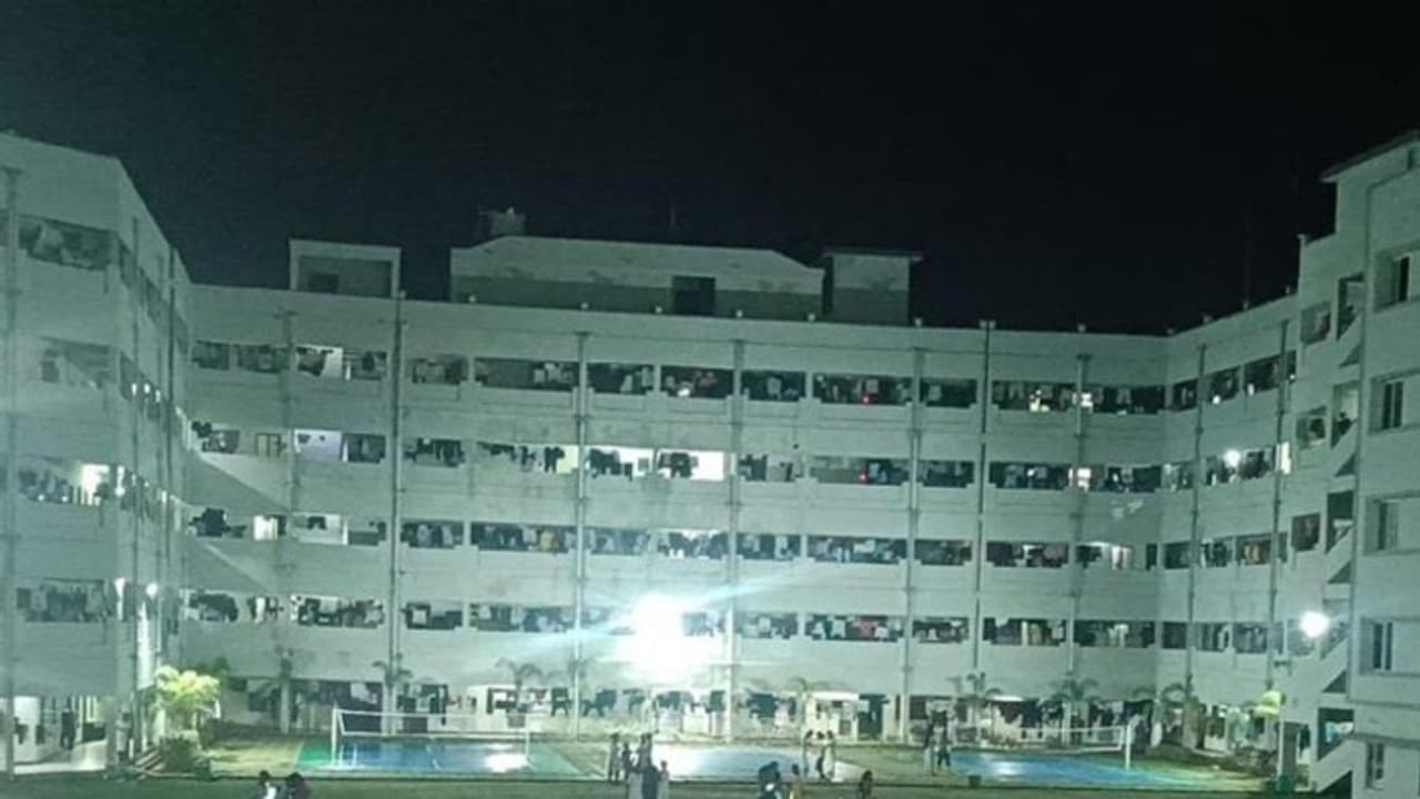 హాస్టల్ వాష్ రూమ్స్‌లో హిడెన్ కెమెరాలు.. ఆందోళనకు దిగిన విద్యార్థినులు 