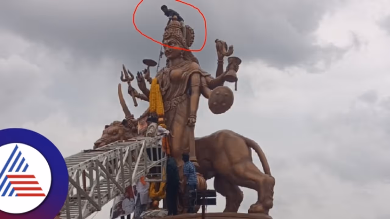 ಬಳ್ಳಾರಿ ಆರಾಧ್ಯ ದೇವತೆ ಕನಕದುರ್ಗಮ್ಮ ಮೇಲೆ ಕಾಲಿಟ್ಟು ಹಾರ ಹಾಕಿದ ದರ್ಶನ್ ಫ್ಯಾನ್ಸ್! ಬಳ್ಳಾರಿ ಆರಾಧ್ಯ ದೇವತೆ ಕನಕದುರ್ಗಮ್ಮ ಮೇಲೆ ಕಾಲಿಟ್ಟು ಹಾರ ಹಾಕಿದ ದರ್ಶನ್ ಫ್ಯಾನ್ಸ್!