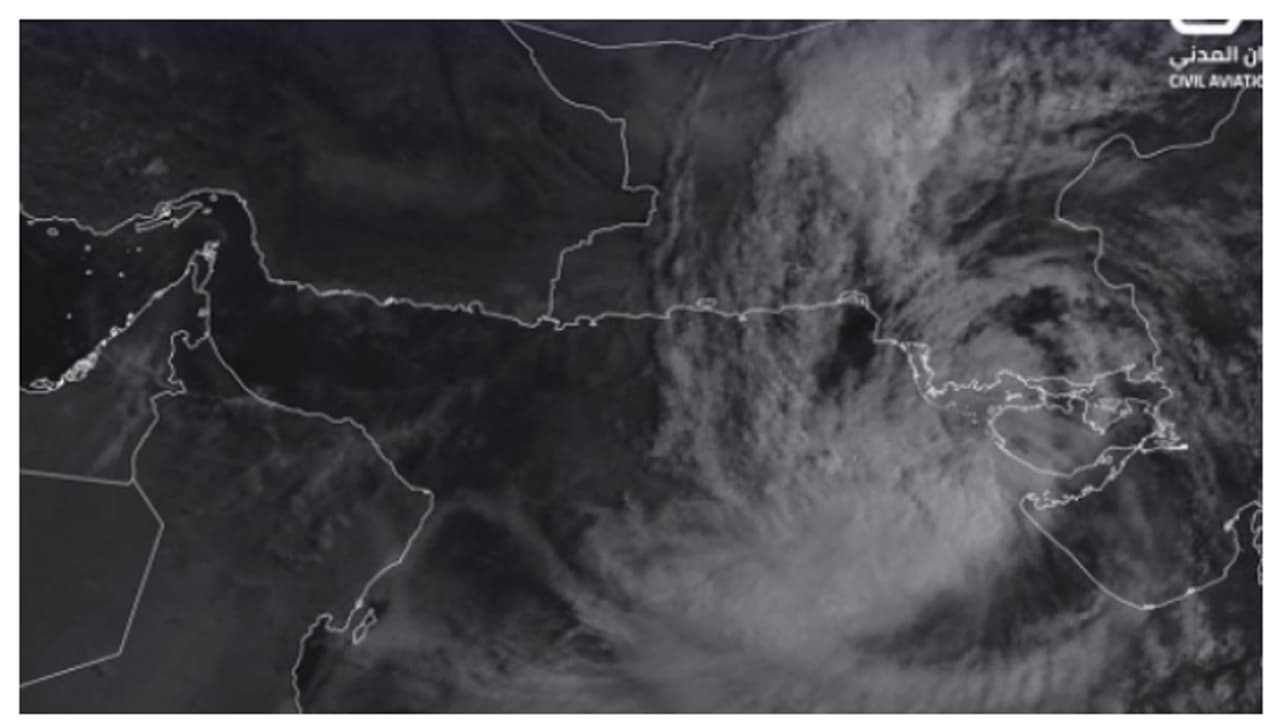 ഉഷ്ണമേഖലാ ന്യൂനമർദ്ദം ‘അസ്ന’ കൊടുങ്കാറ്റായി രൂപപ്പെടുന്നു; അറിയിപ്പ് നല്കി ഒമാൻ സിവിൽ ഏവിയേഷൻ ഉഷ്ണമേഖലാ ന്യൂനമർദ്ദം ‘അസ്ന’ കൊടുങ്കാറ്റായി രൂപപ്പെടുന്നു; അറിയിപ്പ് നല്കി ഒമാൻ സിവിൽ ഏവിയേഷൻ