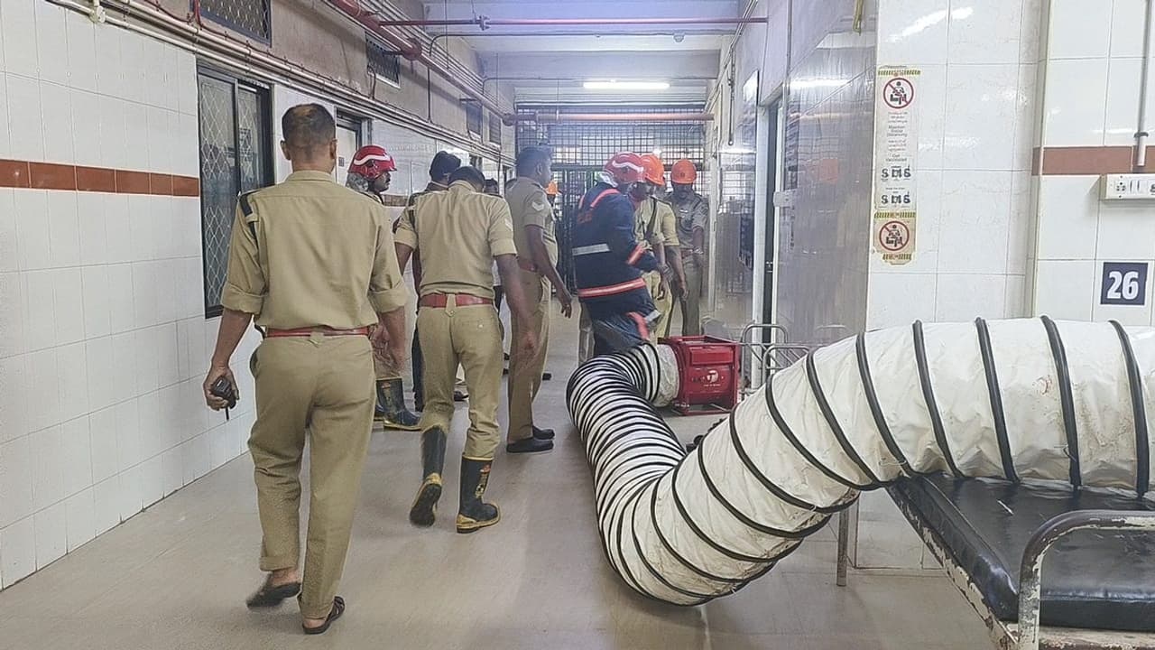 വാര്ഡിലും ഐസിയുവിലും കാരണമറിയാത്ത അതിരൂക്ഷ ഗന്ധം, വണ്ടാനം മെഡിക്കൽ കോളേജിൽ ഭീതി, ഫയര്ഫോഴ്സ് ശുചീകരിച്ചു വാര്ഡിലും ഐസിയുവിലും കാരണമറിയാത്ത അതിരൂക്ഷ ഗന്ധം, വണ്ടാനം മെഡിക്കൽ കോളേജിൽ ഭീതി, ഫയര്ഫോഴ്സ് ശുചീകരിച്ചു