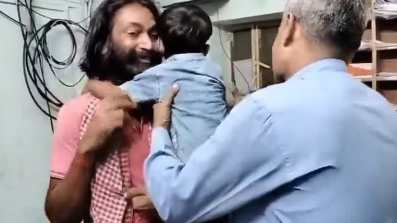 തട്ടിക്കൊണ്ടുപോയയാളെ വിട്ടുപോരാതെ പൊട്ടിക്കരഞ്ഞ് കുഞ്ഞ്, വിതുമ്പി കിഡ്നാപ്പറും, പൊലീസ് സ്റ്റേഷനിൽ നാടകീയരം​ഗം