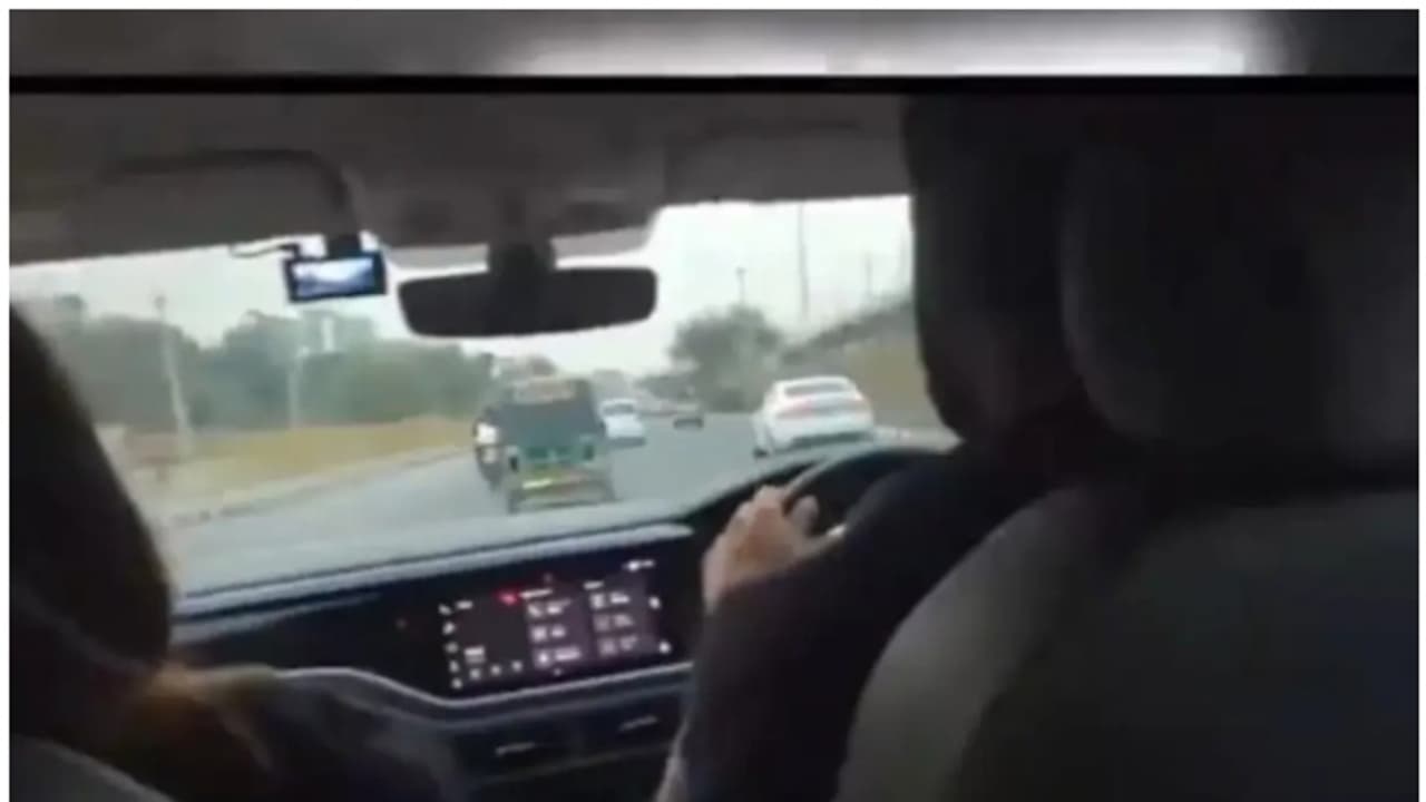 140 കി.മി വേഗത്തിൽ കാറോടിച്ച് ബൈക്ക് യാത്രക്കാരനെ ഇടിച്ചിട്ട് സോഷ്യൽ മീഡിയ താരം; ഒരു പ്രശ്നവുമില്ലെന്ന് കമന്റ് 140 കി.മി വേഗത്തിൽ കാറോടിച്ച് ബൈക്ക് യാത്രക്കാരനെ ഇടിച്ചിട്ട് സോഷ്യൽ മീഡിയ താരം; ഒരു പ്രശ്നവുമില്ലെന്ന് കമന്റ്