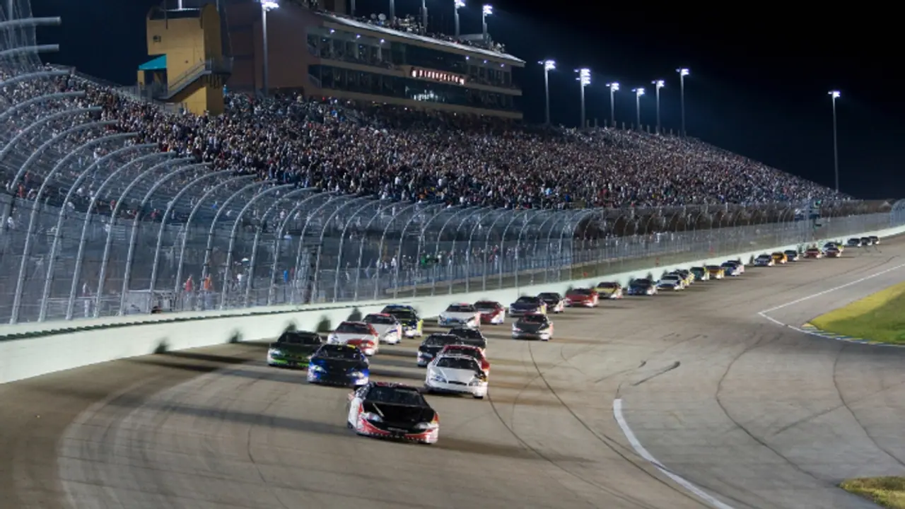 രാജ്യത്തെ ആദ്യ രാത്രികാല കാറോട്ട മത്സരത്തിന് ഒരുങ്ങി ചെന്നൈ; വിദേശ താരങ്ങളും പങ്കെടുക്കും രാജ്യത്തെ ആദ്യ രാത്രികാല കാറോട്ട മത്സരത്തിന് ഒരുങ്ങി ചെന്നൈ; വിദേശ താരങ്ങളും പങ്കെടുക്കും