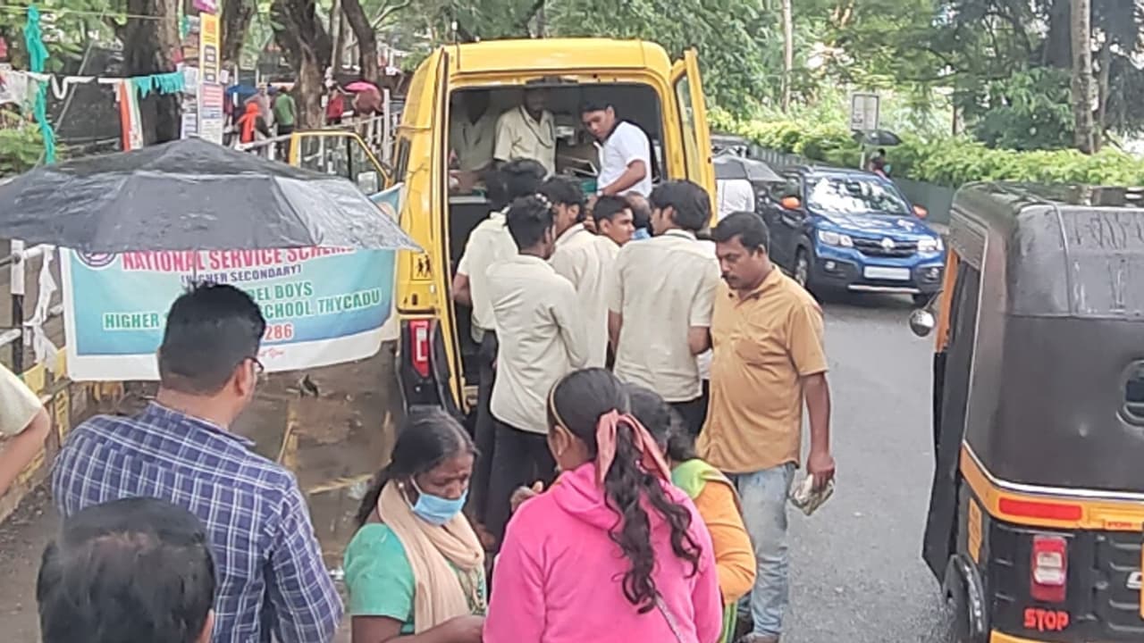 സ്കൂൾ പാര്ലമെന്റിൽ ചര്ച്ച, വിഭവസമൃദ്ധമായ സദ്യ വേണ്ട എന്ന് നിര്ദേശം; മാതൃകാപരമായ ഓണാഘോഷം നടത്തി മോഡൽ സ്കൂൾ സ്കൂൾ പാര്ലമെന്റിൽ ചര്ച്ച, വിഭവസമൃദ്ധമായ സദ്യ വേണ്ട എന്ന് നിര്ദേശം; മാതൃകാപരമായ ഓണാഘോഷം നടത്തി മോഡൽ സ്കൂൾ