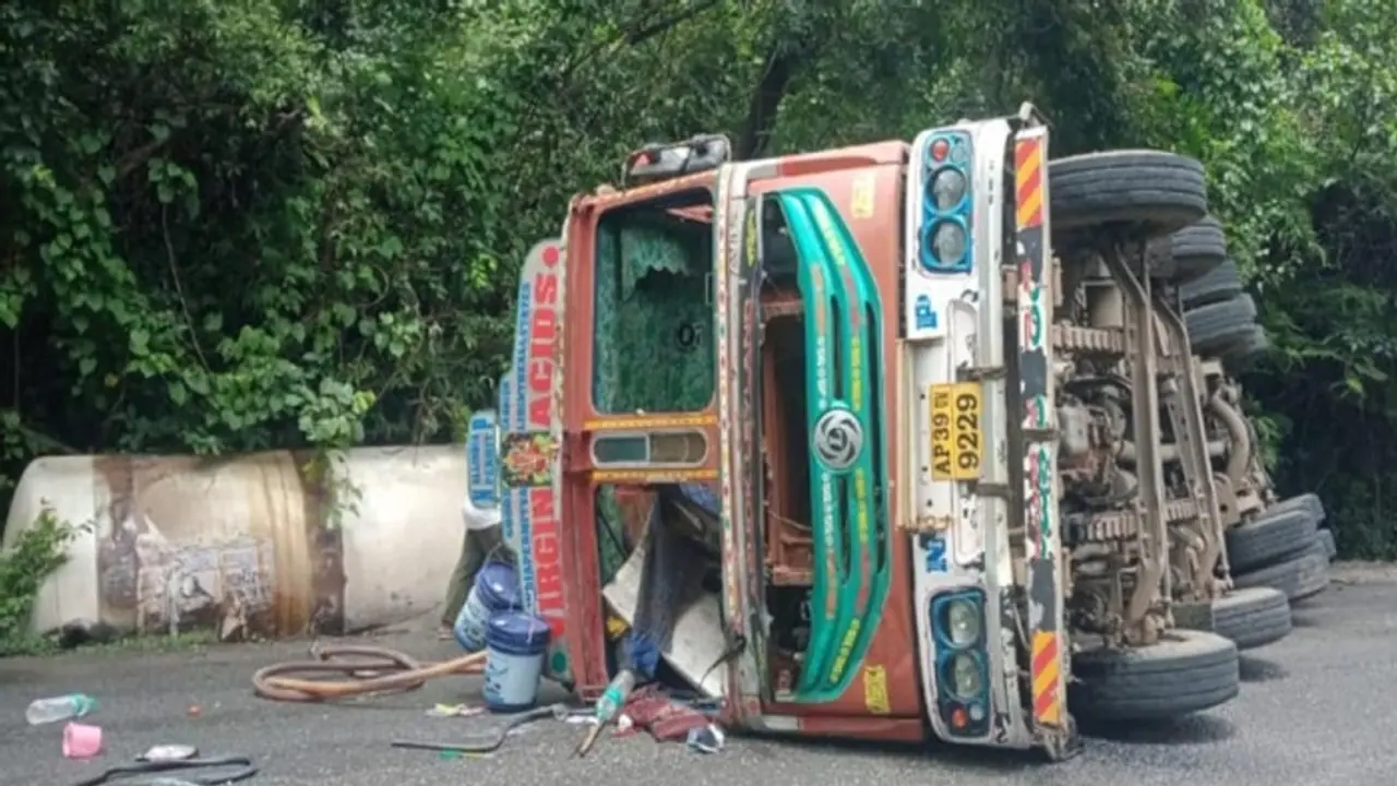 ಕಾರವಾರ: ಅಂಕೋಲಾದ ಬಳಿ ಕಾಲುವೆಗೆ ಬಿದ್ದ ಟ್ಯಾಂಕರ್, ಚರಂಡಿಯಲ್ಲಿ ಹರಿದ ಆ್ಯಸಿಡ್..! ಕಾರವಾರ: ಅಂಕೋಲಾದ ಬಳಿ ಕಾಲುವೆಗೆ ಬಿದ್ದ ಟ್ಯಾಂಕರ್, ಚರಂಡಿಯಲ್ಲಿ ಹರಿದ ಆ್ಯಸಿಡ್..!