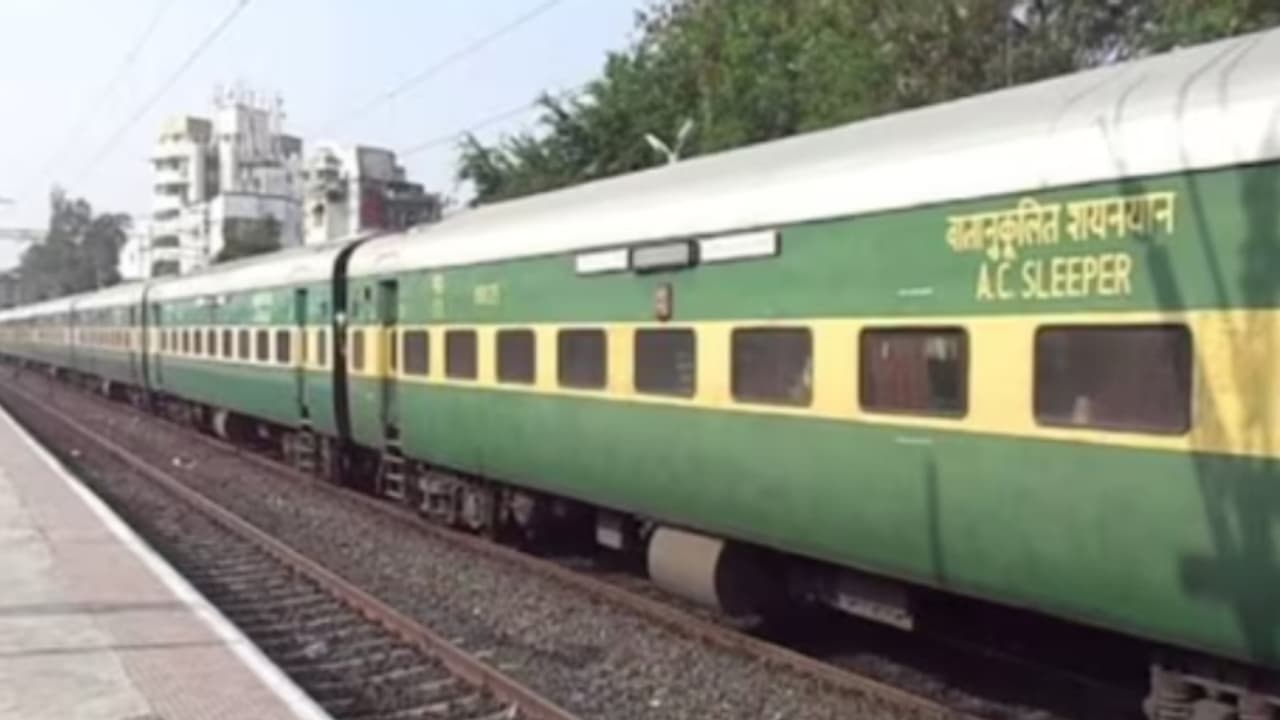 ആഴ്ചയിൽ മൂന്ന് സര്വീസ്; സ്പെഷ്യൽ ട്രെയിൻ അനുവദിച്ചു, ഓണക്കാലത്ത് യലഹങ്കയിൽ നിന്ന് എറണാകുളത്തേക്കും തിരിച്ചും ആഴ്ചയിൽ മൂന്ന് സര്വീസ്; സ്പെഷ്യൽ ട്രെയിൻ അനുവദിച്ചു, ഓണക്കാലത്ത് യലഹങ്കയിൽ നിന്ന് എറണാകുളത്തേക്കും തിരിച്ചും