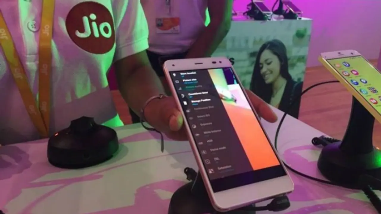 Jio ने अपने इन कस्टमर्स को दिया झटका, चुपके से बढ़ा दिए रिचार्ज प्लांस के रेट