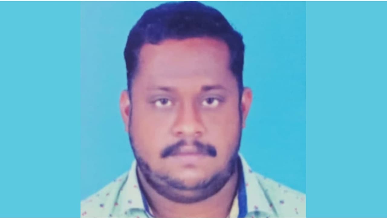 ബസ്സിൽ നിന്നും തെറിച്ചുവീണ് തലയ്ക്ക് പരിക്കേറ്റ യുവാവ് മരിച്ചു; അപകടം ജോലി കഴിഞ്ഞ് വീട്ടിലേക്ക് പോകുമ്പോൾ ബസ്സിൽ നിന്നും തെറിച്ചുവീണ് തലയ്ക്ക് പരിക്കേറ്റ യുവാവ് മരിച്ചു; അപകടം ജോലി കഴിഞ്ഞ് വീട്ടിലേക്ക് പോകുമ്പോൾ