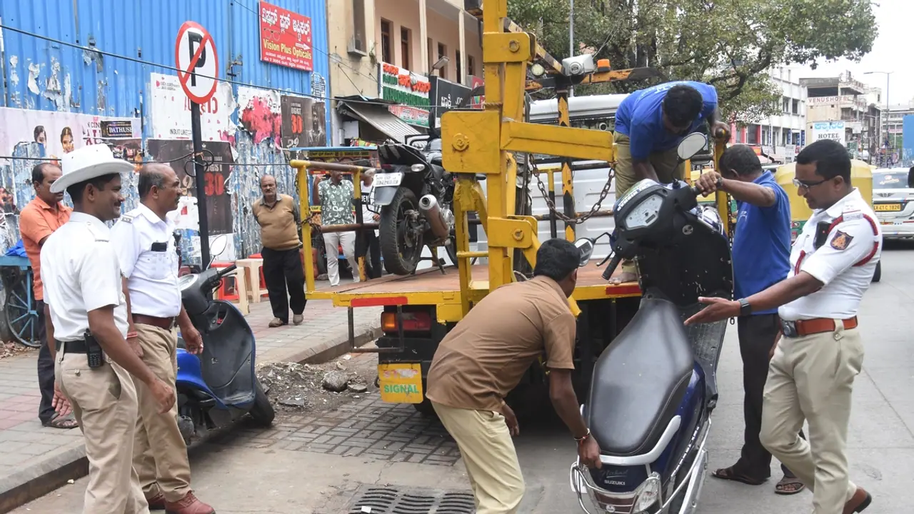 ಬೆಂಗಳೂರಿನಲ್ಲಿ ಮತ್ತೆ ಟೋಯಿಂಗ್ ಭೀತಿ: ಒಂದೇ ದಿನ 30ಕ್ಕೂ ಹೆಚ್ಚು ಪ್ರಕರಣಗಳು ದಾಖಲು ಬೆಂಗಳೂರಿನಲ್ಲಿ ಮತ್ತೆ ಟೋಯಿಂಗ್ ಭೀತಿ: ಒಂದೇ ದಿನ 30ಕ್ಕೂ ಹೆಚ್ಚು ಪ್ರಕರಣಗಳು ದಾಖಲು