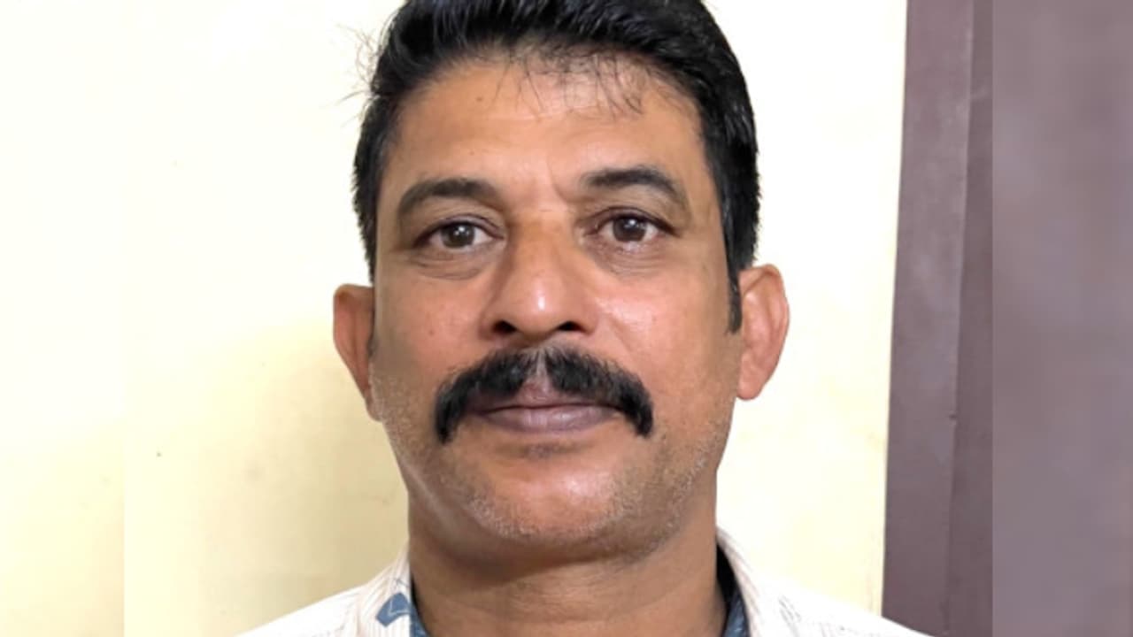 250 കിലോ കഞ്ചാവ് സൂക്ഷിച്ചതിന് 2012 ൽ പൊലീസ് രജിസ്റ്റർ ചെയ്ത കേസിലെ പ്രതി, 12 വർഷങ്ങൾക്ക് ശേഷം പിടിയിൽ 250 കിലോ കഞ്ചാവ് സൂക്ഷിച്ചതിന് 2012 ൽ പൊലീസ് രജിസ്റ്റർ ചെയ്ത കേസിലെ പ്രതി, 12 വർഷങ്ങൾക്ക് ശേഷം പിടിയിൽ