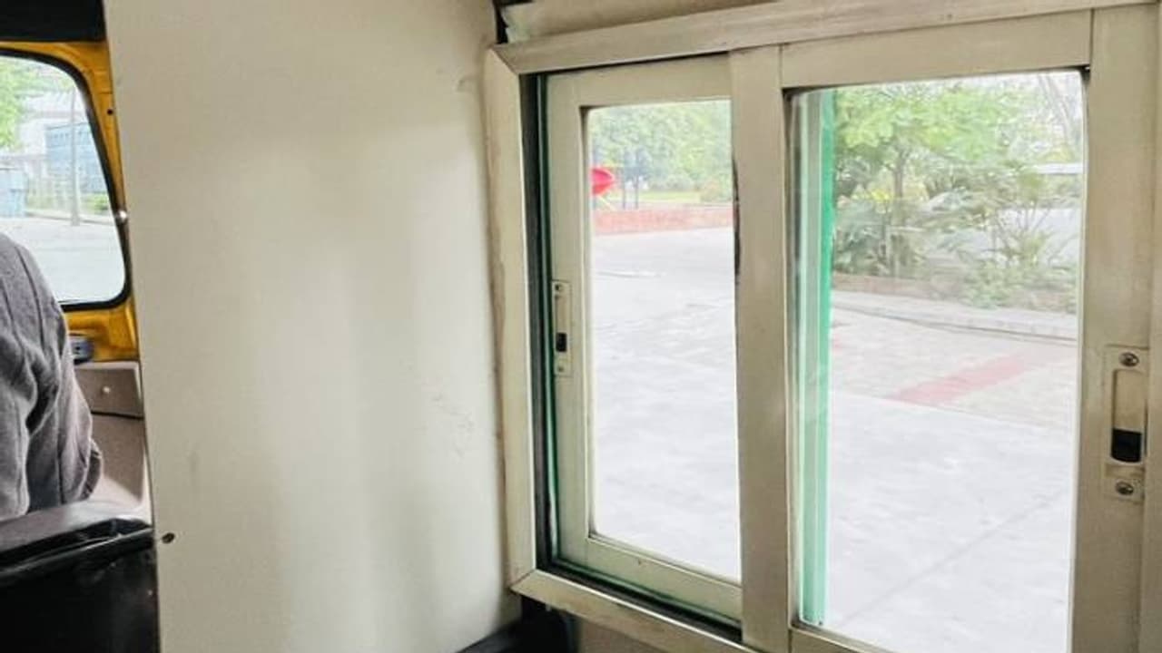 ഇത് കൊള്ളാം പൊളിക്കും; ആരെങ്കിലും പറയുമോ ഇതൊരു ഓട്ടോറിക്ഷയുടെ വിൻഡോയാണെന്ന്