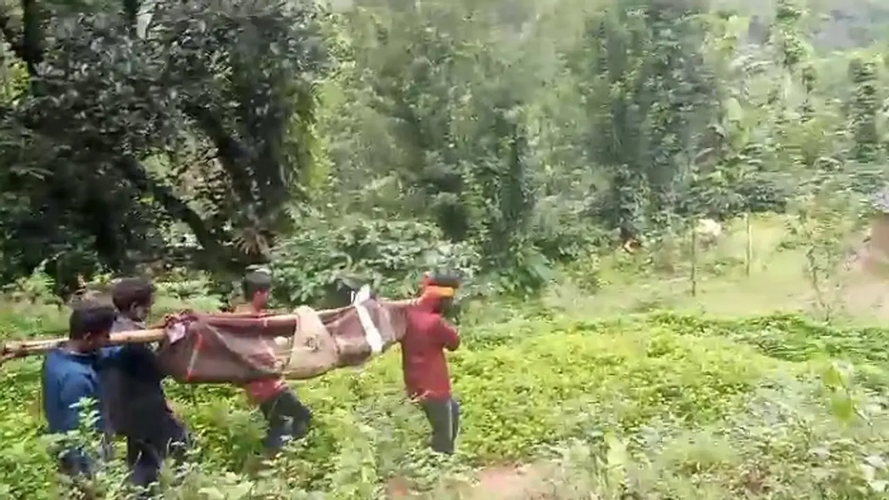 ಚಿಕ್ಕಮಗಳೂರು: ಜೋಳಿಗೆಯಲ್ಲಿ ಶವ ಹೊತ್ತು ತಂದ ಗ್ರಾಮಸ್ಥರು, ರಸ್ತೆ ಇಲ್ಲದೆ ಪರದಾಟ..! ಚಿಕ್ಕಮಗಳೂರು: ಜೋಳಿಗೆಯಲ್ಲಿ ಶವ ಹೊತ್ತು ತಂದ ಗ್ರಾಮಸ್ಥರು, ರಸ್ತೆ ಇಲ್ಲದೆ ಪರದಾಟ..!