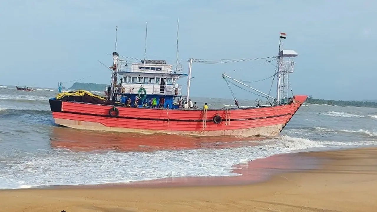 ಉತ್ತರಕನ್ನಡ: ಹೊನ್ನಾವರದ ಅರಬ್ಬೀ ಸಮುದ್ರದ ಅಳಿವೆಯಲ್ಲಿ ಸಿಲುಕಿದ್ದ 30ಕ್ಕೂ ಹೆಚ್ಚು ಮೀನುರಾರರ ರಕ್ಷಣೆ