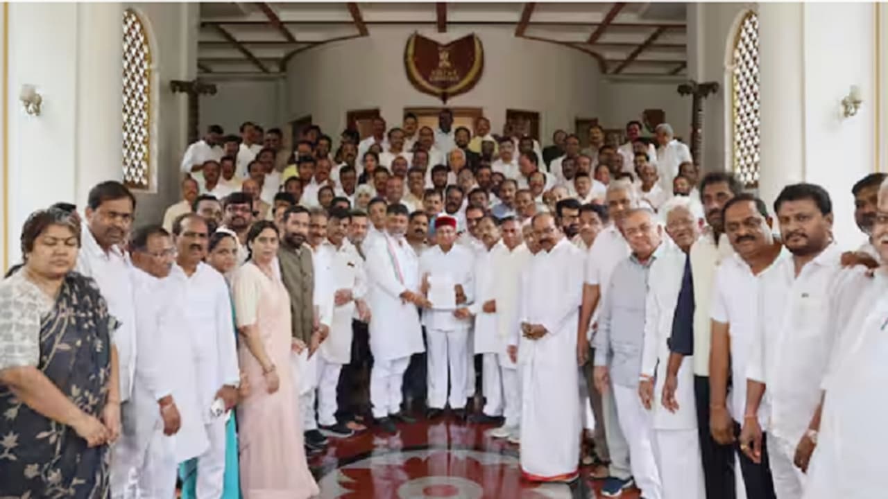 ರಾಜಭವನ ಚಲೋ: ಎಚ್ಡಿಕೆ, ನಿರಾಣಿ, ಜೊಲ್ಲೆ, ಗಣಿ ರೆಡ್ಡಿ ಪ್ರಾಸಿಕ್ಯೂಷನ್ಗೆ ಗೌರ್ನರ್ ಬಳಿ ಪಟ್ಟು ರಾಜಭವನ ಚಲೋ: ಎಚ್ಡಿಕೆ, ನಿರಾಣಿ, ಜೊಲ್ಲೆ, ಗಣಿ ರೆಡ್ಡಿ ಪ್ರಾಸಿಕ್ಯೂಷನ್ಗೆ ಗೌರ್ನರ್ ಬಳಿ ಪಟ್ಟು