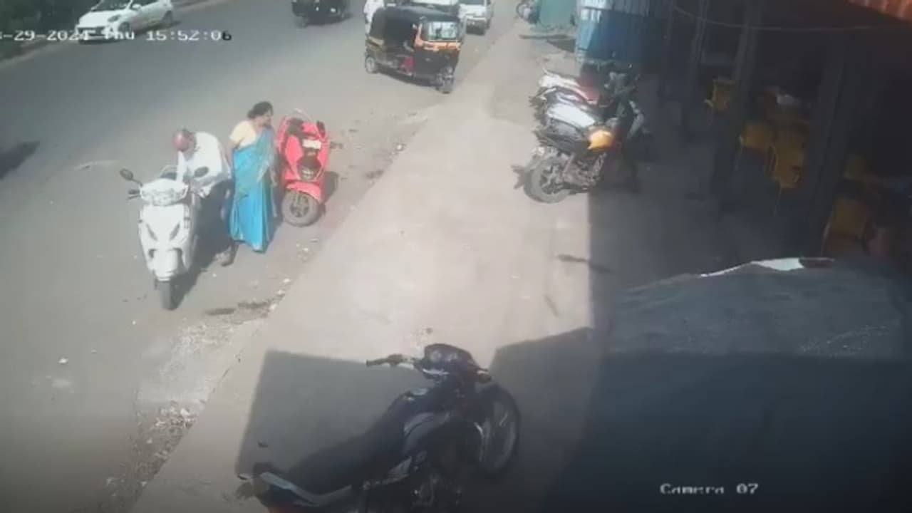 പണയം വെച്ചിരുന്ന സ്വർണവുമെടുത്ത് വരുന്നതിനിടെ ചായ കുടിക്കാൻ കയറി, പണം താഴെ വീണെന്ന് പറഞ്ഞ് ഒരാളെത്തി; വൻ കൊള്ള പണയം വെച്ചിരുന്ന സ്വർണവുമെടുത്ത് വരുന്നതിനിടെ ചായ കുടിക്കാൻ കയറി, പണം താഴെ വീണെന്ന് പറഞ്ഞ് ഒരാളെത്തി; വൻ കൊള്ള